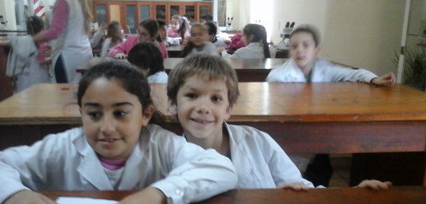 Niños en el Jardín Botánico y Arboretum de la Facultad