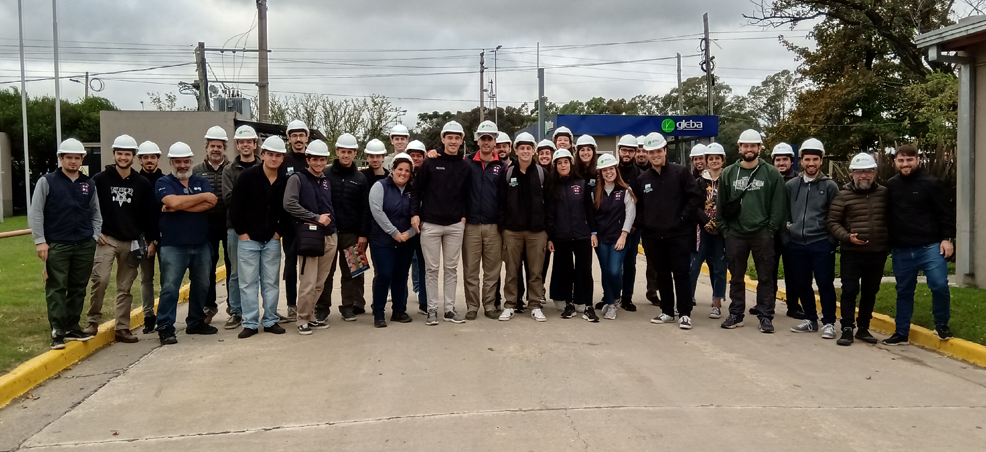 Estudiantes de la cursada de Terapéutica Vegetal visitaron la empresa Gleba
