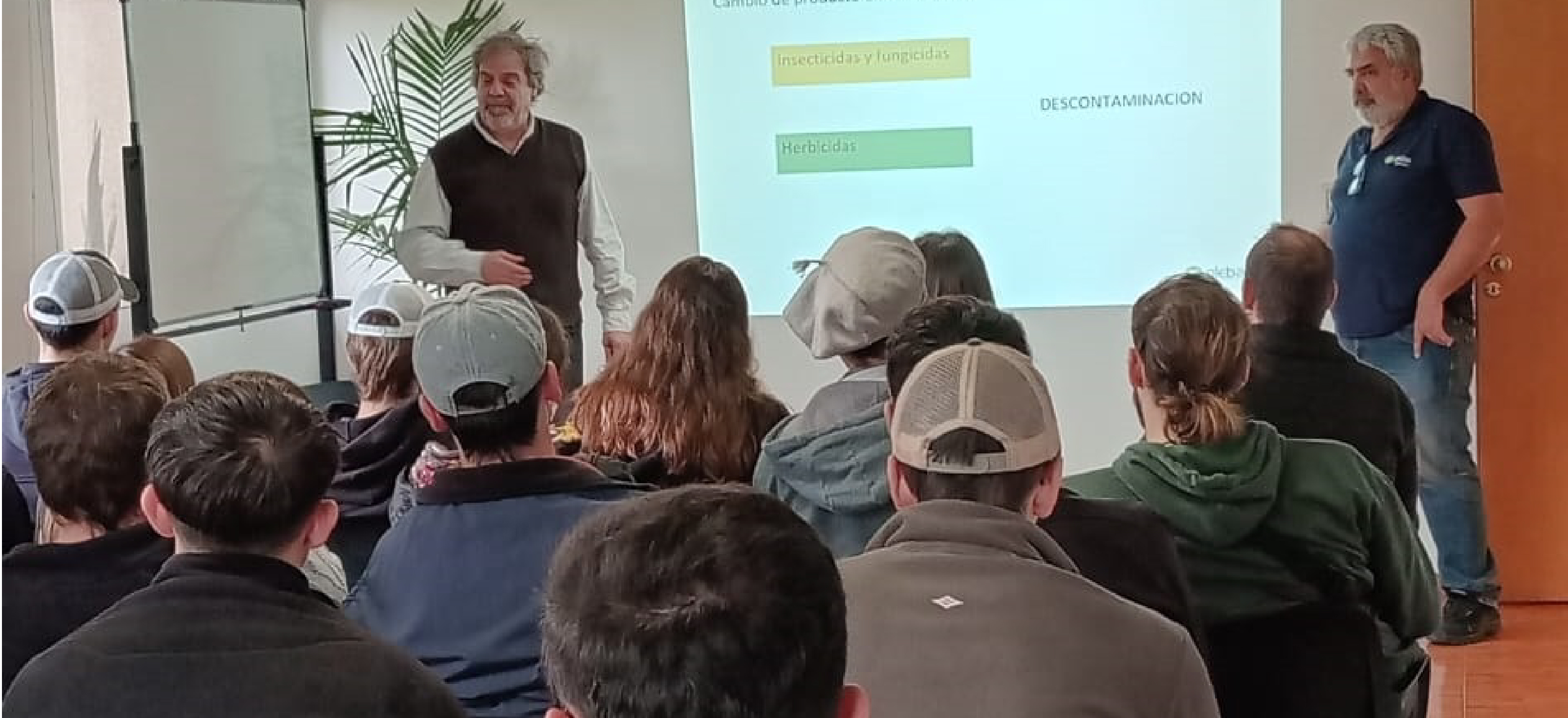 Estudiantes de la cursada de Terapéutica Vegetal visitaron la empresa Gleba
