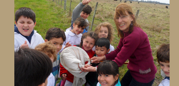 Enseñando el cuidado de la naturaleza con insectos benéficos en escuela primaria de Brandsen