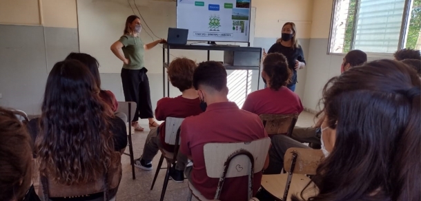La Genética se mete en la agricultura: talleres de divulgación para estudiantes de escuelas secundarias acerca de los alcances de la Genética en el agro.