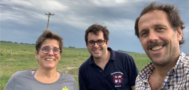 Visita de investigadores al campo El Amanecer