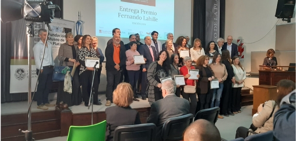 Entrega distinciones por parte de la Fundación Museo de La Plata