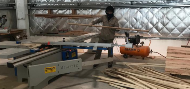 EL CENTRO DE LA MADERA DE LA FACULTAD ESTA FABRICANDO CAMAS PARA AYUDAR A NUESTRA COMUNIDAD  