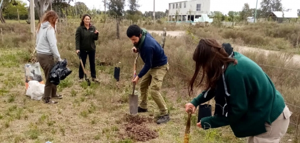 Forestación en el predio de la Asociación de Productores Apícolas de Berisso 