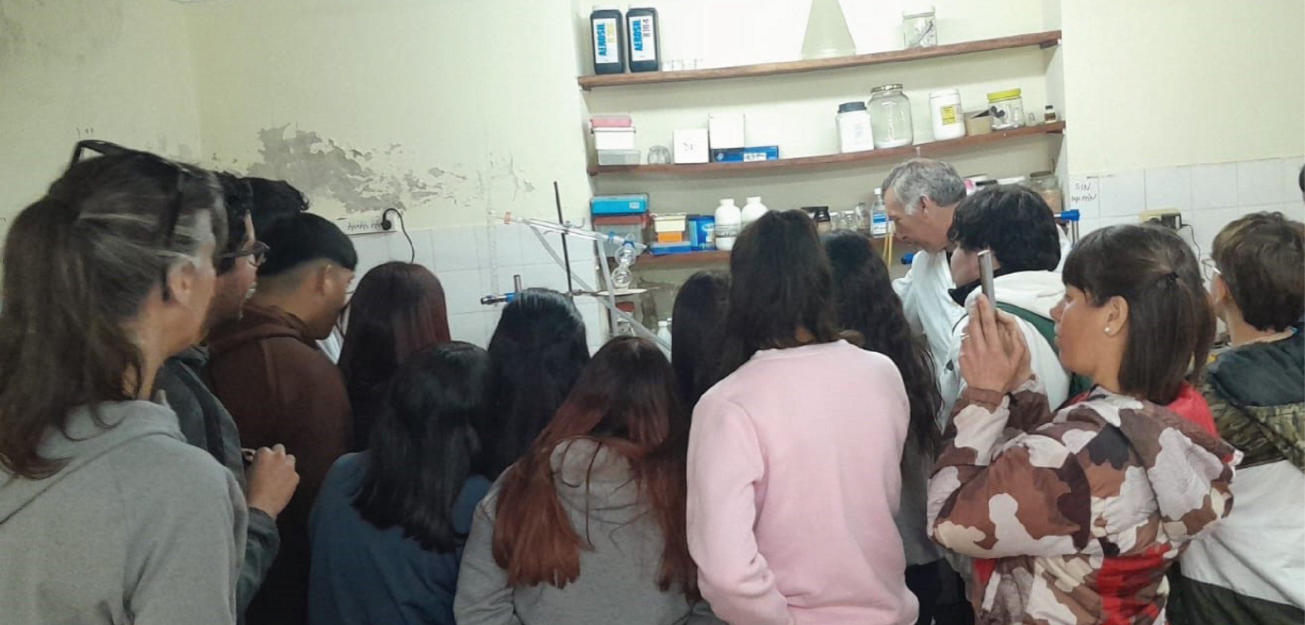 Actividad en el laboratorio de Química Orgánica con escuelas de Magdalena