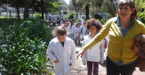 Niños en el Jardín Botánico y Arboretum de la Facultad