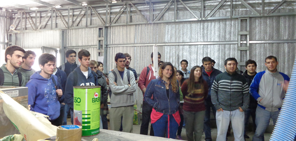 Estudiantes visitaron planta de cultivo