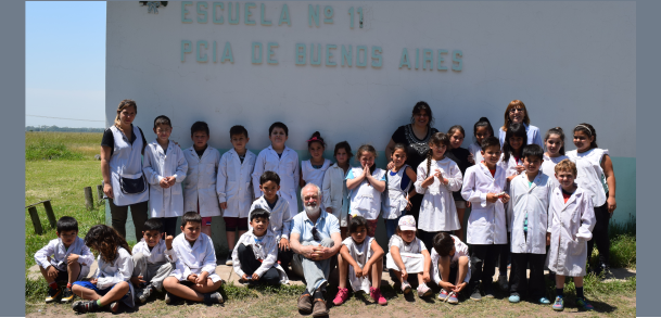 Estudiantes de escuelas primarias conocen sobre la producción de lombricompuesto.